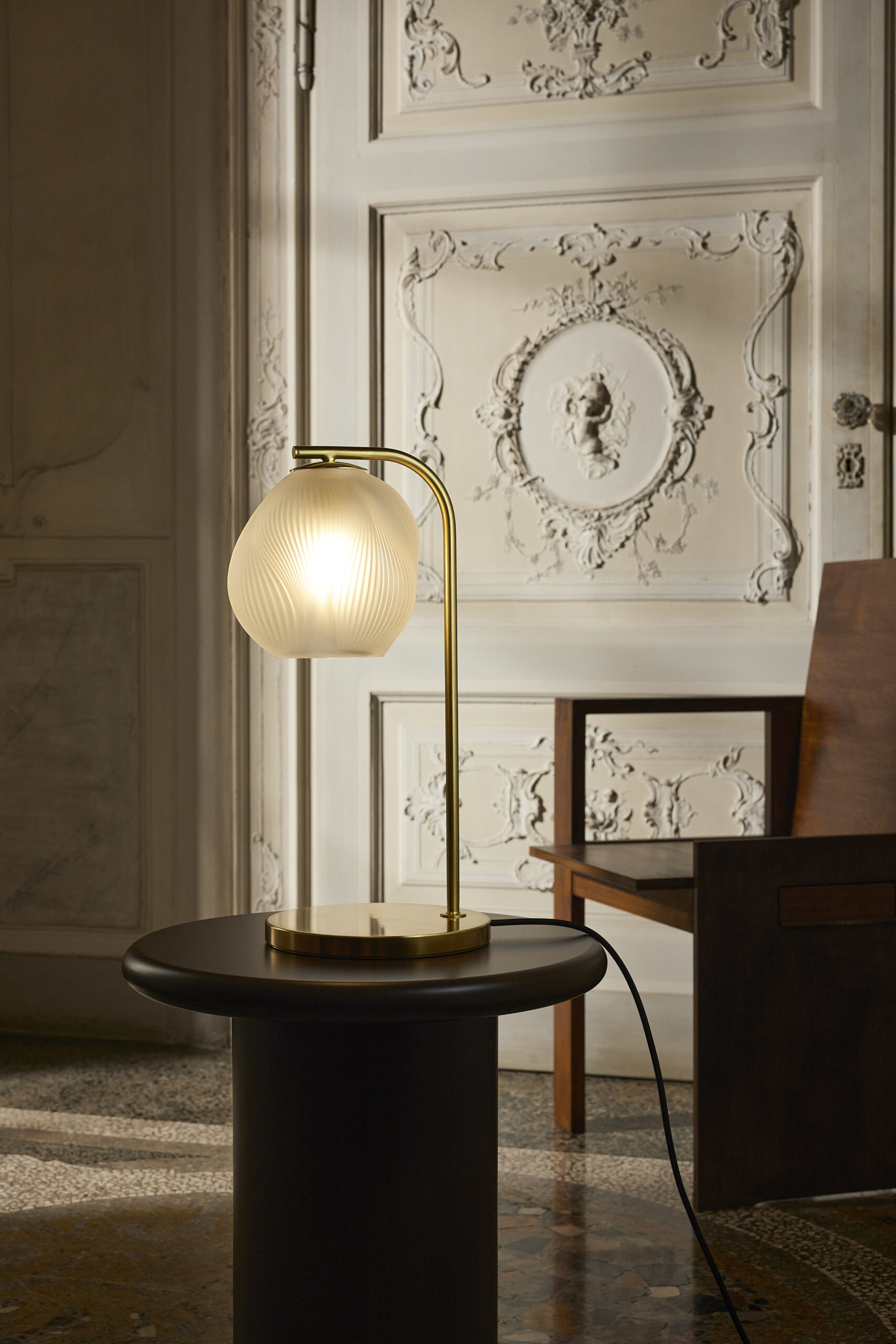 ALIZÉ desk lamp, clear crystal, satin gilded ©Anouk Marty (9) Lalique