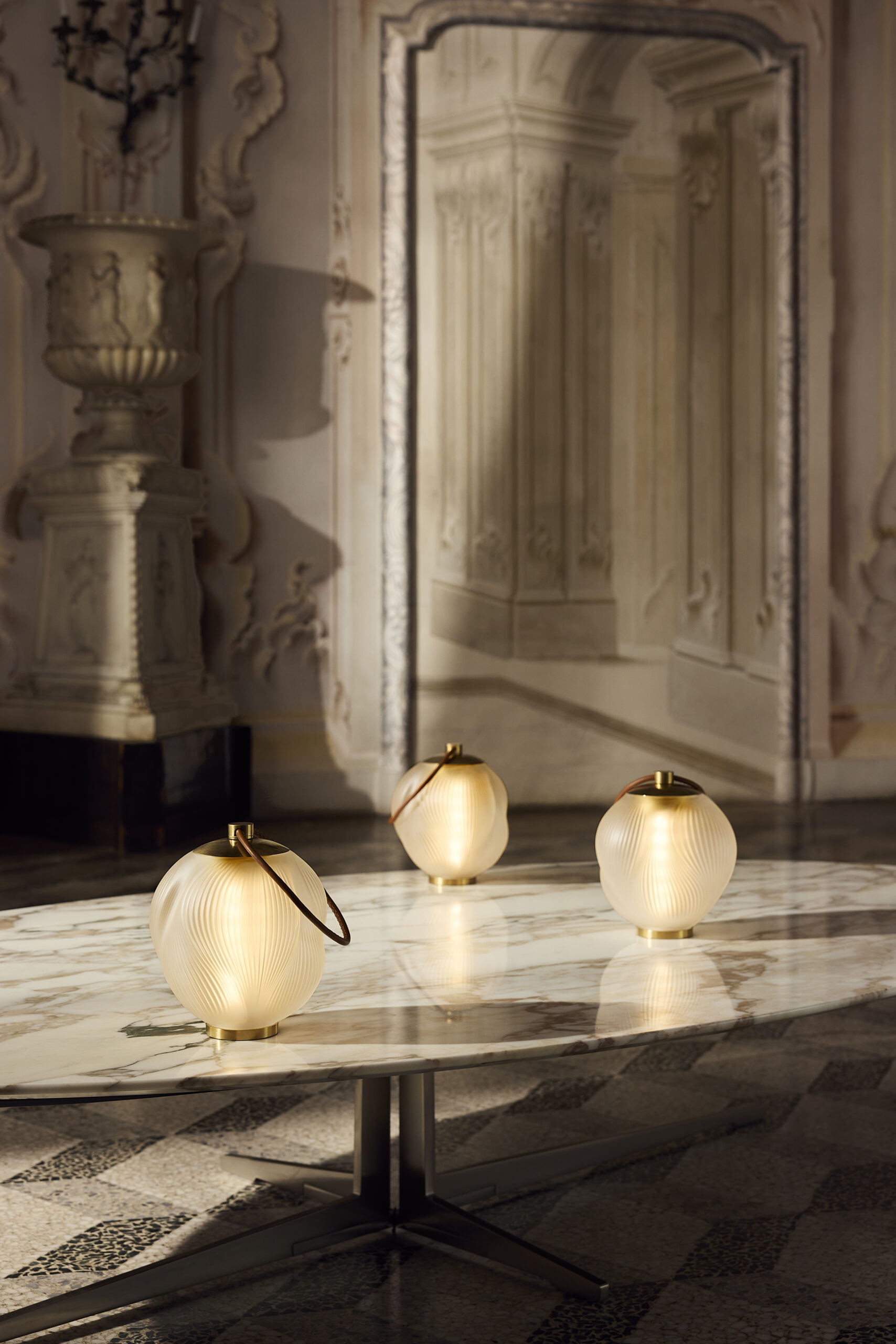 ALIZÉ portable lamps, clear crystal, satin gilded ©Anouk Marty (7) Lalique