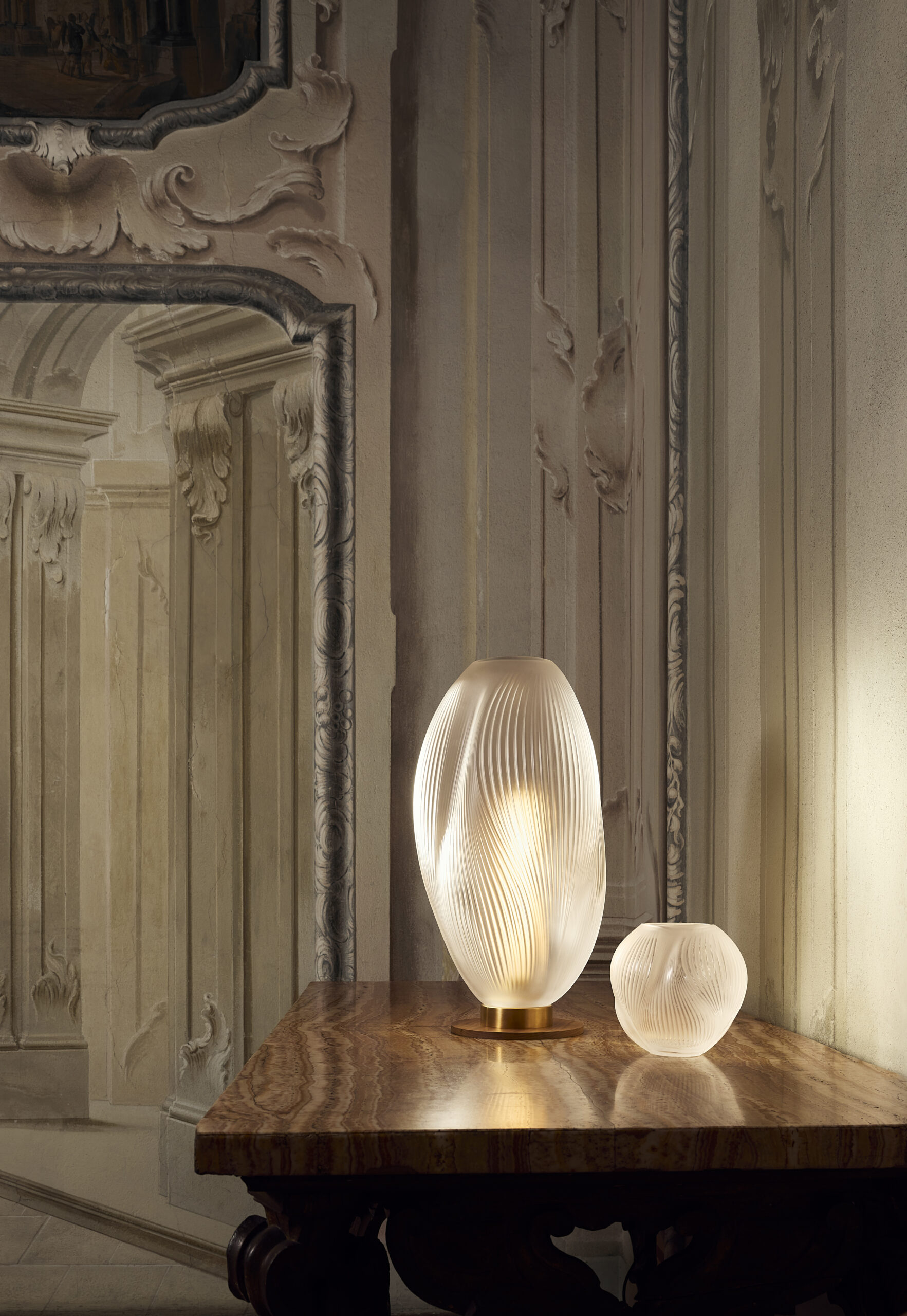 ALIZÉ table lamp XL, clear crystal, satin gilded & ALIZÉ vase, small size, clear crystal ©Anouk Marty (4) Lalique